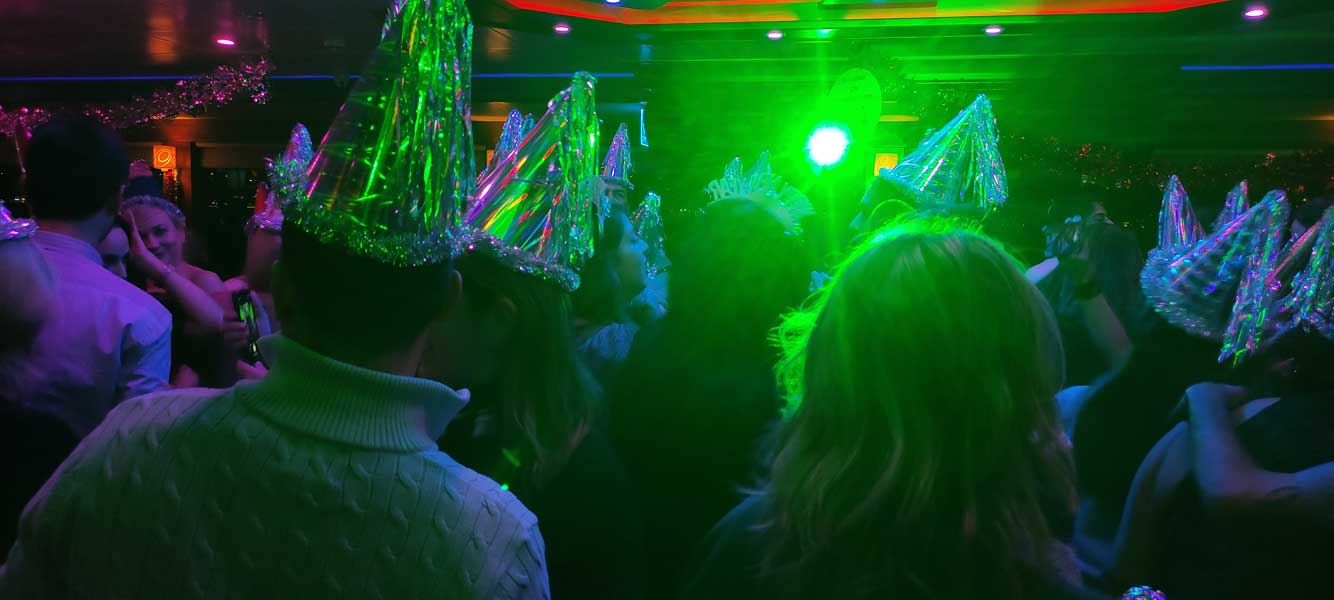 Barco en el Bósforo de noche durante una fiesta de Nochevieja en Estambul