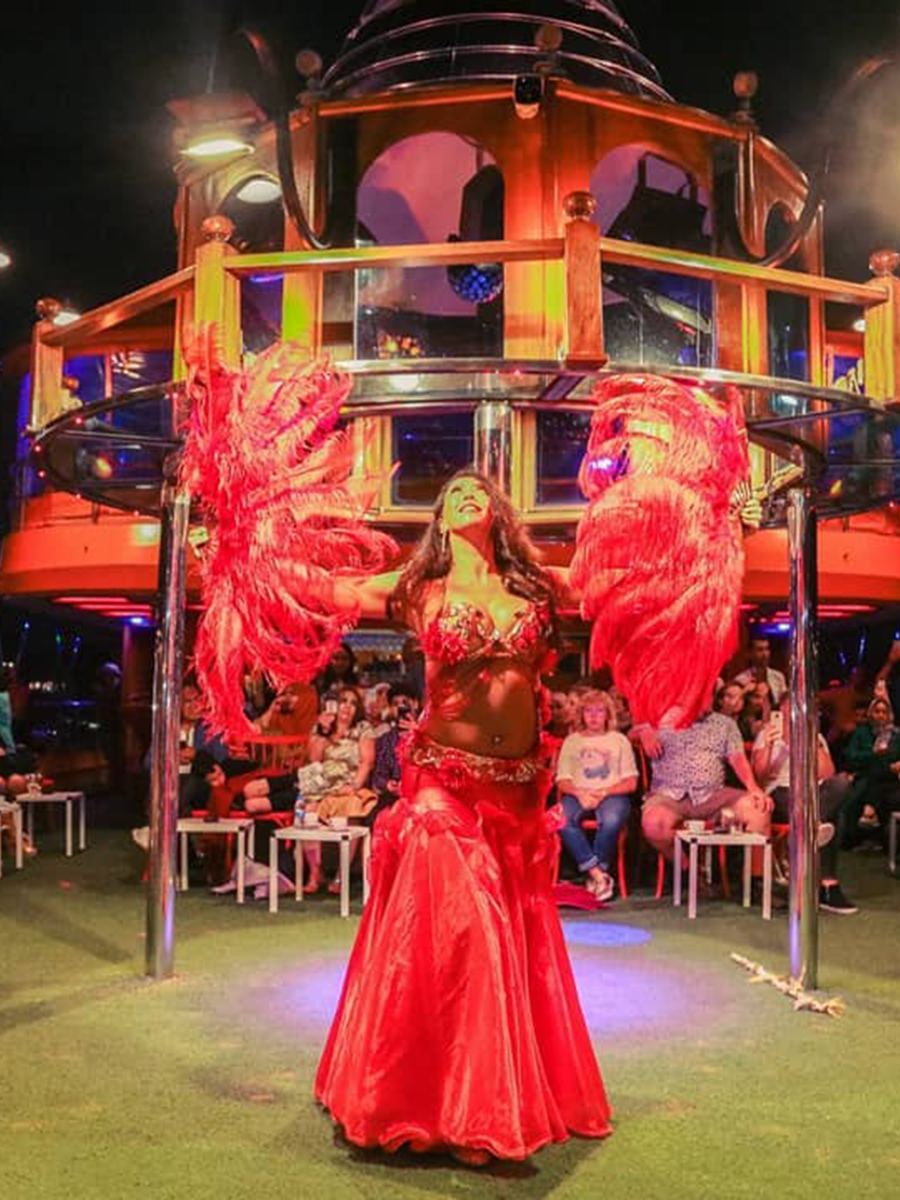 Invitados bailando en una fiesta en barco de Nochevieja en el Bósforo