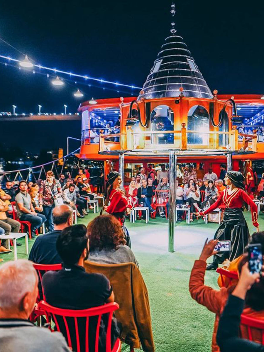 Cena y espectáculo en un crucero de Nochevieja en Estambul